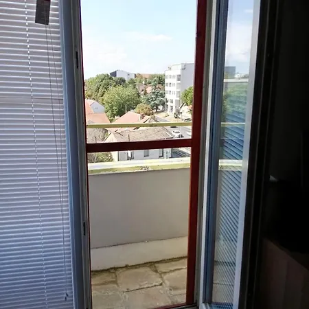 Mansard Crimson Rhapsody Appartement